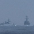 Drama u tajvanskom moreuzu: Kineski razarač se zaleteo da potopi američki, dva ratna broda bila na ivici sudara (video)