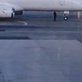 Majstore, srednja: Kasnila na let, pa kad je videla avion, otrčala na pistu i mahala pilotu da je pusti unutra (video)