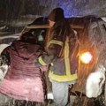 Sneg paralisao i jug Srbije: Brza reakcija vatrogasaca i evakuacija građana na putnom pravcu Vranje - Kriva Feja, kod mesta…