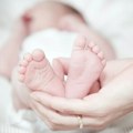 Kragujevac: Prva rođena beba dečak, došao na svet 55 minuta posle ponoći