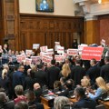 Pravi rat na sednici, obezbeđenje opkolilo opoziciju i protest ispred parlamenta: Skupština Srbije u fotografijama