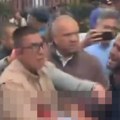 (Uznemirujuće) političara upucao dečak (15): Objavljen snimak potere za atentatorom iz Kolumbije: Ranjen u nogu beži i puca…