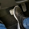 Vozači u Srbiji u šoku, većina nema pojma za ovu funkciju Papučica gasa ubrzava auto, ali u novim vozilima, može da uradi i…