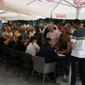 Redovi ispred prostorija Srpske liste u Severnoj Mitrovici: Veliki broj ljudi potpisuje peticiju protiv gradnje mostova na Ibru