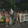 Građani ispred stana Zlatibora Lončara