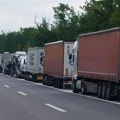 Na graničnim prelazima na izlazu iz Srbije teretna vozila čekaju do dva sata
