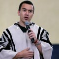 Gomila ljudi kamenovala automobil predsednika: Primećeni tragovi metaka: Prijavljen pokušaj atentata na Danijela Noboa