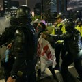 (Video) Pucali na auto predsednika Ekvadora! Demonstranti ga kamenovali, vozilo izrešetano mecima, pojavio se dramatičan…