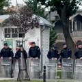 Dva skupa kod „Sokolane“, kordon policije razdvajao građane i pristalice SNS