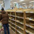 (Foto) Nevreme pogodilo SAD, najjača oluja očekuje se tokom noći: Ljudi kupuju rezerve hrane, marketi "opustošeni"