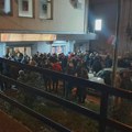 Pogledajte kako su Lazarevčanima na protest doveli batinaše da ih zastraše, hrabri meštani im poručili: "Demonstracija sile ne…