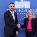 Mićin i ambasadorka Švajcarske posetili fabriku čokolade u Novom Sadu