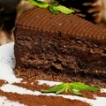 Idu samo dva jaja! Čuvena „Šerpa torta“ je puna čokolade i oraha, sočna i neverovatno izdašna