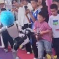 (Video) Humanoidni robot u Kini šutnuo dete u stomak