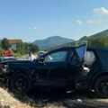 (Foto) Džip potpuno smrskan, sedište za bebe izletelo iz automobila! Zastrašujuća nesreća kod Kuršumlije: Žena sedi na…