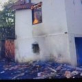 Čitaoci javljaju: Vatrogasci nisu mogli da prođu cisternama za gašenje požara u selu Turjane jer su putevi urasli i teško…