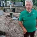 Kupio mercedes za grobno mesto! Kad dođe bratu da zapali sveću, upaliće i kola da malo porade! "Rekao sam deci da menjaju gume…