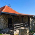 Kuća, vajat i 42 ara placa na prodaji u komadu: Jasmina nudi imanje u Drenovi i arteški bunar na 112 metara dubine (foto)