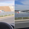 Još jedna "kamikaza" na srpskim putevima! Žena vozi u kontra smeru i to u punoj brzini: "Je l' ovo skrivena kamera?"