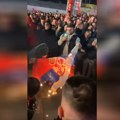 Protestna nota Ambasadi Albanije zbog paljenja državne zastave Srbije na trgu u Tirani