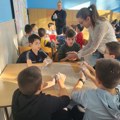 U OŠ „Slobodan Bajić Paja“: Učenici četvrtog razreda stvaraju čaroliju od vune za novogodišnji vašar