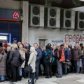 Isplata uvećanih penzija za januar: Velike gužve ispred banaka u Smederevu (foto)