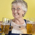 Najstarija konobarica odlazi u penziju - ima 92 godine: "Sada ću biti s praunucima"