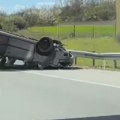 Saobraćajna nesreća na autoputu Auto završio na krovu (VIDEO)