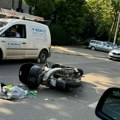 Saobraćajna nesreća u Mirijevu: Motociklista se zakucao u automobil (foto)
