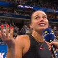 Hit - Sabalenka rešila da časti pićem ceo stadion Odlučila da "kupi" navijače, ne sluteći koliko će to da je košta! Ode…