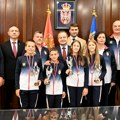 Osnovci iz Srbije osvojili srebrnu medalju na takmičenju o saobraćaju u Parizu