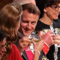 "Kad se kuca, u oči se gleda..." Makron bez pardona pred ženom šarmira Kejt Midlton, ceo svet bruji o ponašanju predsednika…