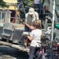 Ovako nešto još nije viđeno Grupa žena i dece šokirala radnike koji su asfaltirali ulicu