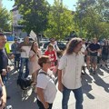 Novosađani se okupili ispred Prekršajnog suda kako bi podržali aktivistu Roberta Silberholza (FOTO i VIDEO)