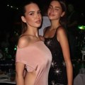 Ćerke Nataše Bekvalac i Zdravka Čolića zajedno u provodu: Hana i Lara oduševile izgledom (FOTO)