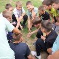 Akcija “Tradicija kroz igru“ nastavljena u školi u Trnavi, đaci igrali klikera i lastiša