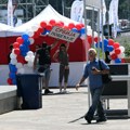 Roboti, roštilj i toplotni udar: Miting SNS po vrelini