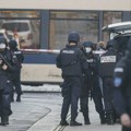 Srbin pravio haos u Austriji, policija morala da mu stavi lisice na noge: Staklenom flašom udario ženu u lice, pa pokušao da…