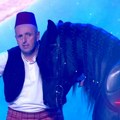 Izveo konja na binu u finalu "Pinkovih zvezda": Šok scenu gledali milioni, životinja stajala pored bine dok je on pevao