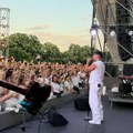 Pevač koji je zaludeo Srpkinje napravio haos na Avali: Pogledajte video koji je sve naježio, 30.000 ljudi peva uglas