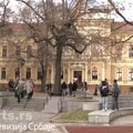 Učenici Jovine gimnazije u školskoj zgradi posle dve godine