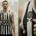 Partizan u posebnom dresu ide po trofej: Aleksa pokazao na grb, a okolo - zlato i pehari! (ivdeo)