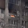 Požar na 5. Spratu zgrade u Kragujevcu: Vatrogasci brzo reagovali, obuzdali buktinju: Građani ih pozdravili aplauzom (video)