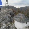 Najmanja crkva u Srbiji ali velika svetinja posvećena je Iliji Gromovniku: Podignuta na strmoj steni u klisuri reke Moravice…