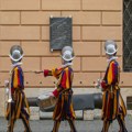 Ko su članovi švajcarske grade Vatikana: Izgledaju kao pajaci - ali ništa u vezi sa njima nije smešno