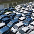 Кина: Огромне количине нових и непродатих електричних аутомобила се често назлазе на импровизованим паркинзима