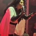 Dragana Mirković hitno prekinula koncert! Mladić skočio na binu, a onda se desilo nešto potpuno neočekivano!