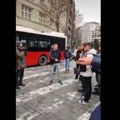 Opozicija blokirala trg republike: Napadnut čovek sa detetom od tri meseca (video)