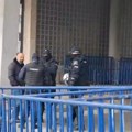 Policija i zaštitna ograda pred Skupštinom Novog Sada uoči sednice o novom gradonačelniku (VIDEO)