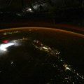 NASA objavila fotografiju Zemlje i crvenog bljeska iz svemira koji je uplašio ljude: „Pogledajte pažljivo šta se desi kad…